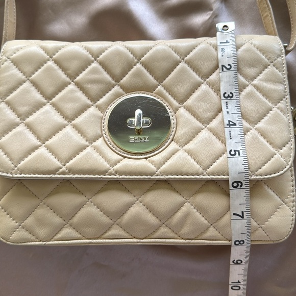 DKNY Donna Karan Cream Leather Quilted Bag Gold Hardware Detachable Strap - Picture 8 of 14